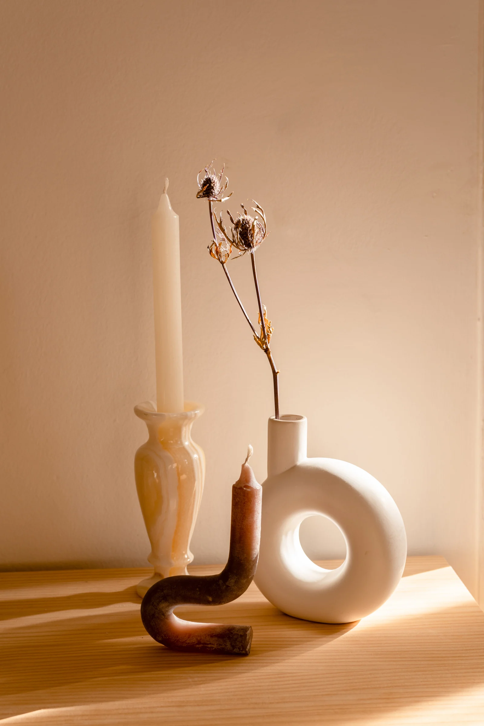Vaas met gedroogde bloemen